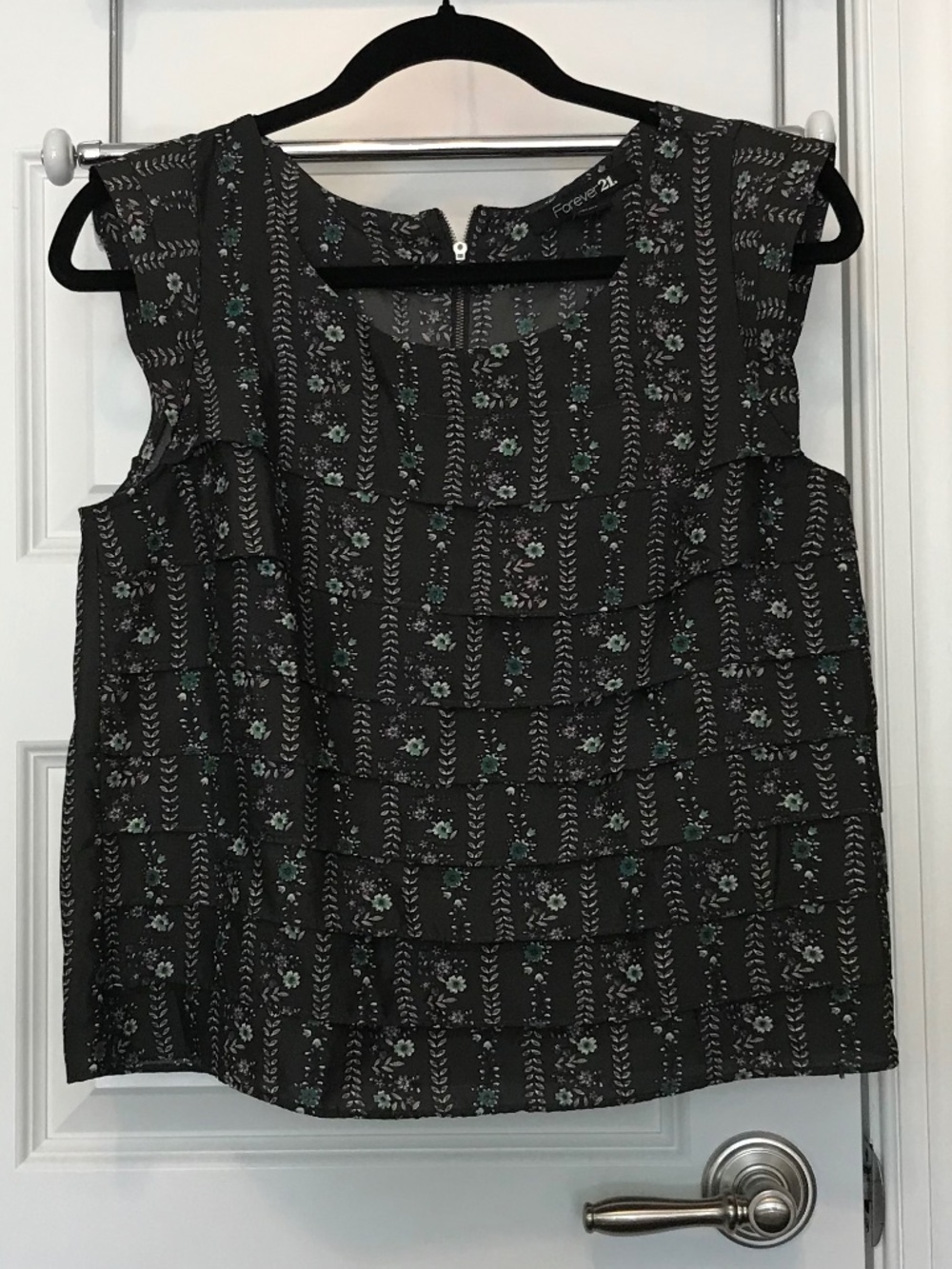 Forever 21 navy blue floral sleeveless scoop neck blouse with ruffles (M)